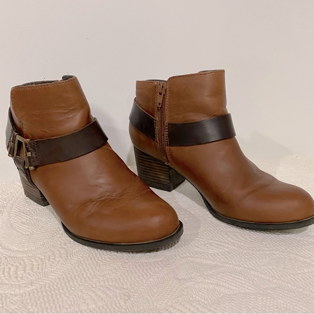 Aldo leather US 8.5/EU 39 leather ankle boots 2.5” heel buckle zipper western